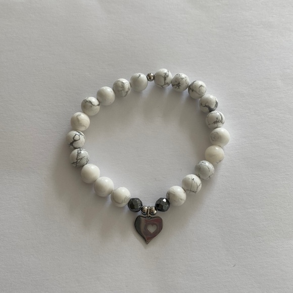 White howlite gemstone bracelet - Picture 1 of 4